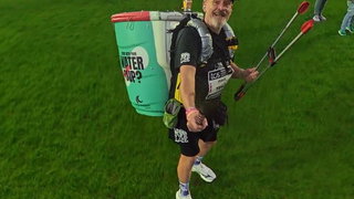 Paul rent marathons met een afvalbak op zijn rug