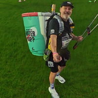 Paul rent marathons met een afvalbak op zijn rug