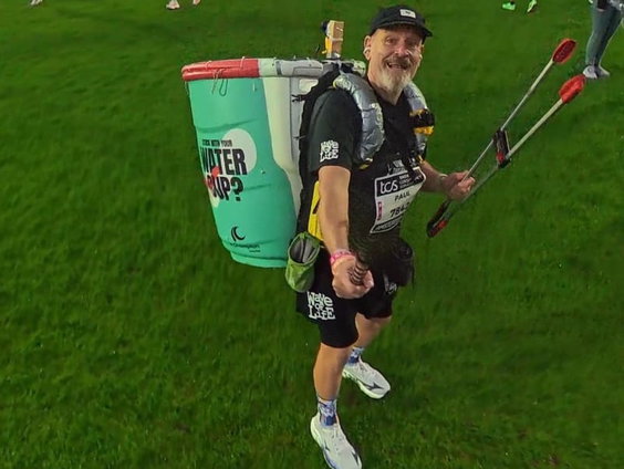 Paul rent marathons met een afvalbak op zijn rug
