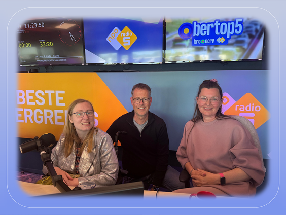 Lief gebaar: Martine helpt Valerie met paardrijden