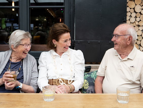 Ouderen helpen om zomereenzaamheid tegen te gaan