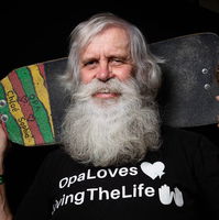 Arthur Dijkstra gaat per longboard naar Italie voor Kika