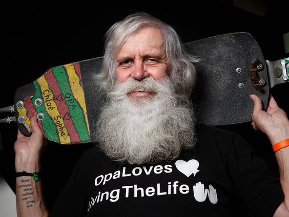 Arthur Dijkstra gaat per longboard naar Italie voor Kika