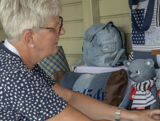 Wilma Korrel naait unieke aandenken van de kleding van mensen hun overleden dierbaren