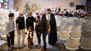 Het Kerkasiel brengt 120.000 steunbetuigingen per postkoets naar Tweede Kamer