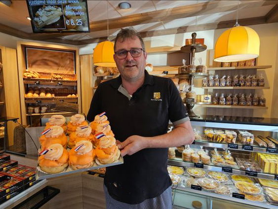 Bakker Jan de Boer uit Urk moet nog honderden oranjesoezen maken voor Koningsdag