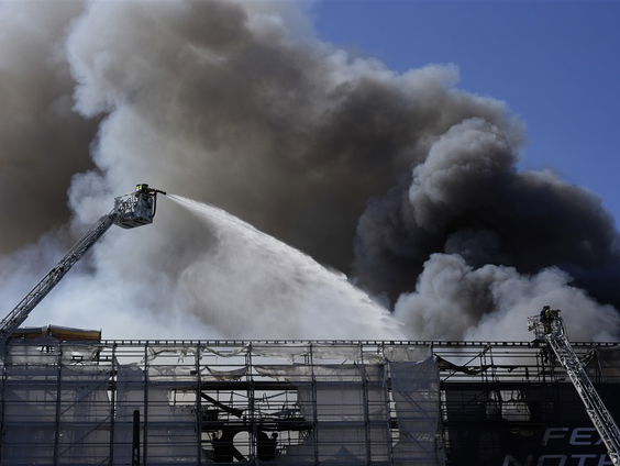Verwoestende brand in voormalig beursgebouw Kopenhagen