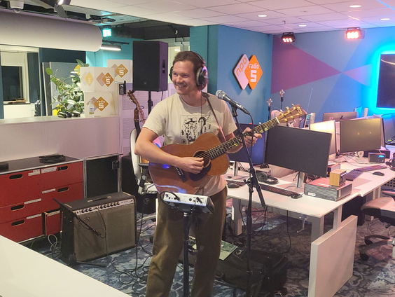 Singer-songwiter Bas Beenackers treedt op