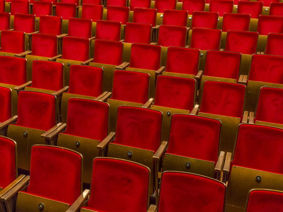 De stoelen van Theater Aan de Slinger in Houten staan binnenkort in Oekraïne