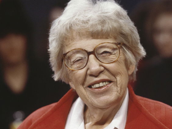 Flip van Duijn over de schrijverssteen voor Annie M.G. Schmidt