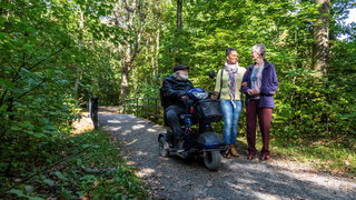 Ook met een rollator of rolstoel het bos in: boswachter Jolijn geeft tips