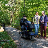 Ook met een rollator of rolstoel het bos in: boswachter Jolijn geeft tips
