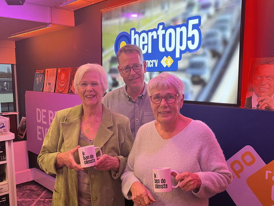 Trijnie en Anneke nemen het tegen elkaar op in de finale van de slimste!