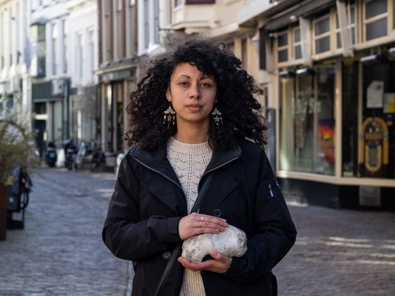 Acht stenen in Leeuwarden vertellen persoonlijke verhalen over eenzaamheid