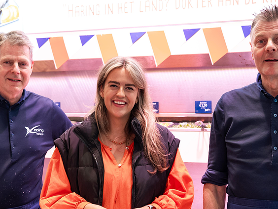 Carmen proeft de eerste Hollandse Nieuwe