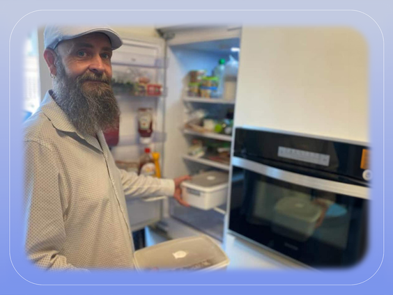 Lief gebaar: Johan de Boterhammenman brengt boterhammen naar scholen