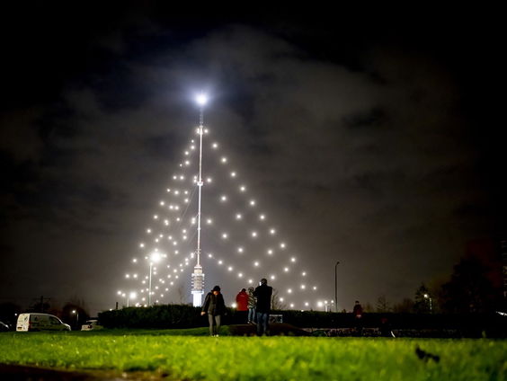 Ton tovert zendmast IJsselstein om tot kerstboom