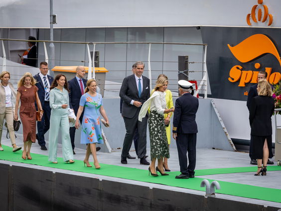 Tourtje op het water van Rotterdam voor partners van regeringsleiders