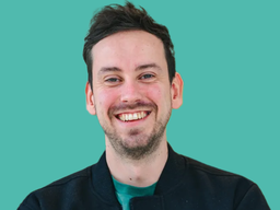 Boekenliefhebber Anja leest voor uit de jongen, de mol, de vos en het paard.