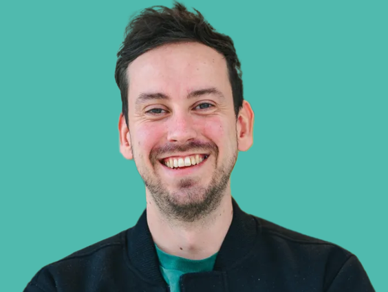 Boekenliefhebber Anja leest voor uit de jongen, de mol, de vos en het paard.