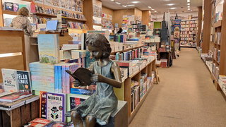 100 jaar Boekhandel Van Rietschoten: 'We zijn de huiskamer van Rotterdam-Zuid'