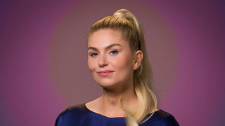 De Magical Mystery Tour Bus belt met Roxeanne Hazes