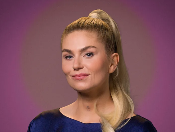 De Magical Mystery Tour Bus belt met Roxeanne Hazes