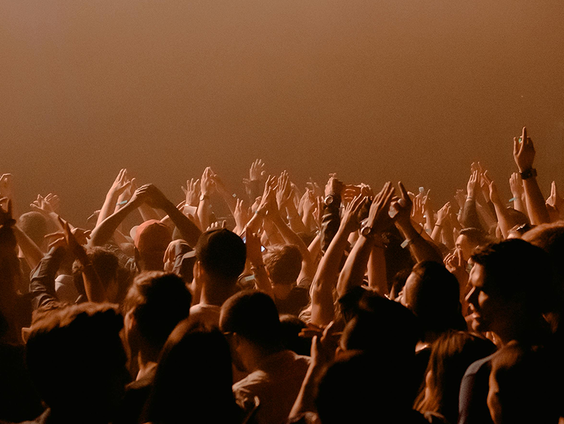 Ruben van Haften interviewt artiesten na het applaus