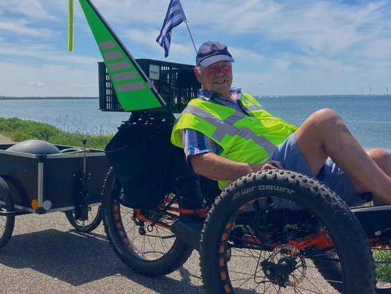 Henk Visser gaat op zijn driewieler langs de Oosterschelde om afval op te halen