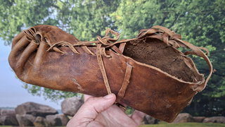 Pepijn loopt op zelfgemaakte prehistorische schoenen