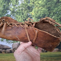Pepijn loopt op zelfgemaakte prehistorische schoenen