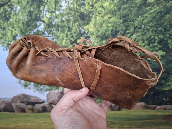 Pepijn loopt op zelfgemaakte prehistorische schoenen
