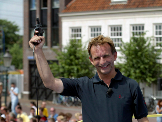Johan Vlemmix geeft Bert Haandrikman een startschotlesje