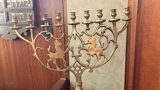 Antonet vindt verloren gewaande Chanoeka-kandelaar van synagoge terug op Ma ...