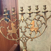 Antonet vindt verloren gewaande Chanoeka-kandelaar van synagoge terug op Ma ...