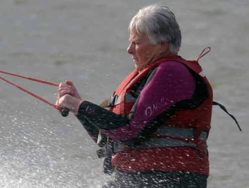 Wilma Bloemen vierde haar 90ste verjaardag op haar waterski's