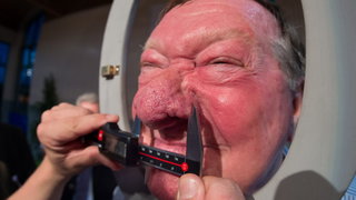 Hans heeft de grootste neus ter wereld en wil zijn titel verlengen
