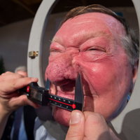 Hans heeft de grootste neus ter wereld en wil zijn titel verlengen