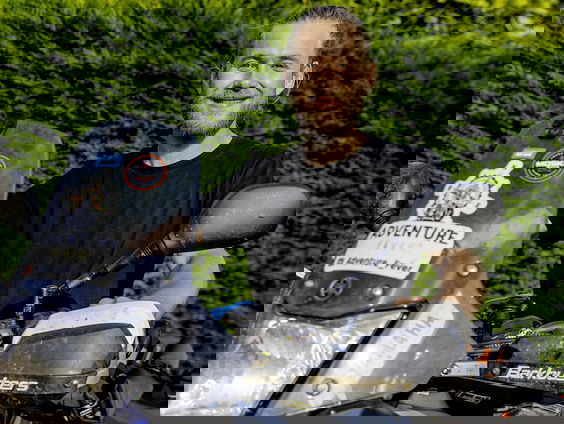 Luke Tesselaar is op dit moment de Trans European Trail aan het rijden