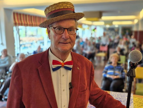 De mop leeft weer: Harrie Engels (79) keert terug op het podium