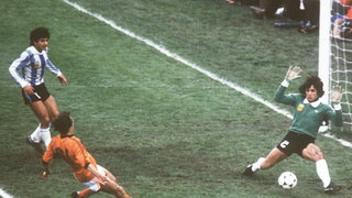 Altijd weer die bal op de paal; Evert ten Napel over het trauma van het WK '78