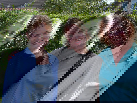 Elles de Bruin maakt met haar dochters de podcast 'Bezopen'