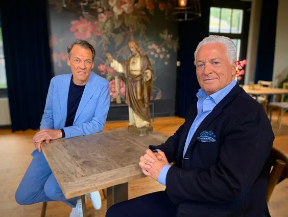 Tijs van den Brink presenteert zijn allerlaatste seizoen van ‘Adieu God?’