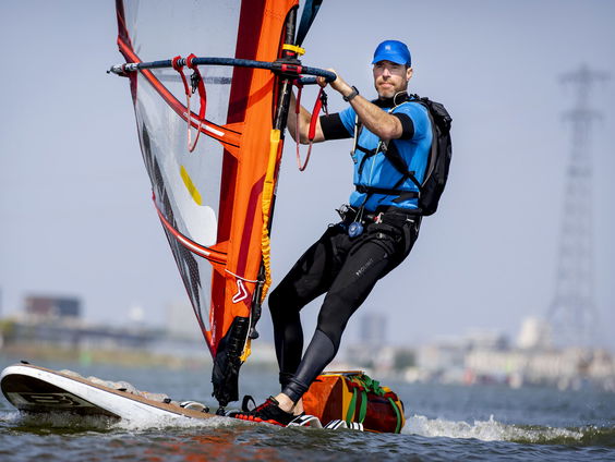 Plastic Soup Surfer Merijn Tinga supt en surft van Parijs naar Nice