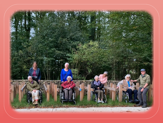 Lief gebaar: Jacques Janssen wandelt met rolstoelers