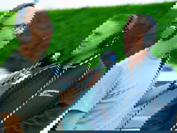 Marcel haalt het stemlijstje op bij luisteraar Dennis in Noordwijkerhout