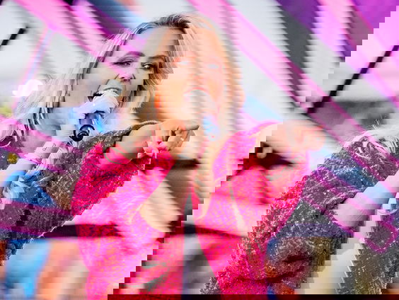 Monique Smit primeurt haar nieuwe single 'Op één been' op Sterren NL Radio