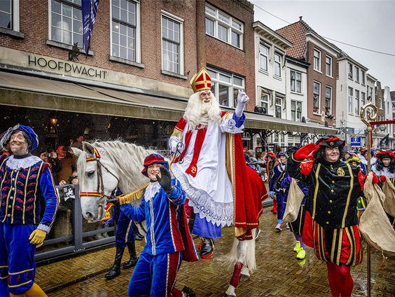 Burgermeester Sjors Fröhlich mag de sint als eerste welkom heten in Vianen