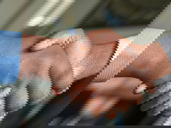 Een ongemakkelijke begroeting? Lichaamsexpert Denise geeft uitleg