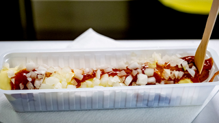 Frikandel krijgt mogelijk standbeeld in Dordrecht: De wereld verloederd en ...